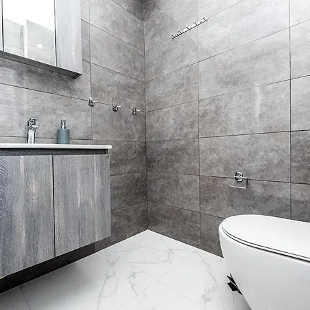 Luxury Apartment *